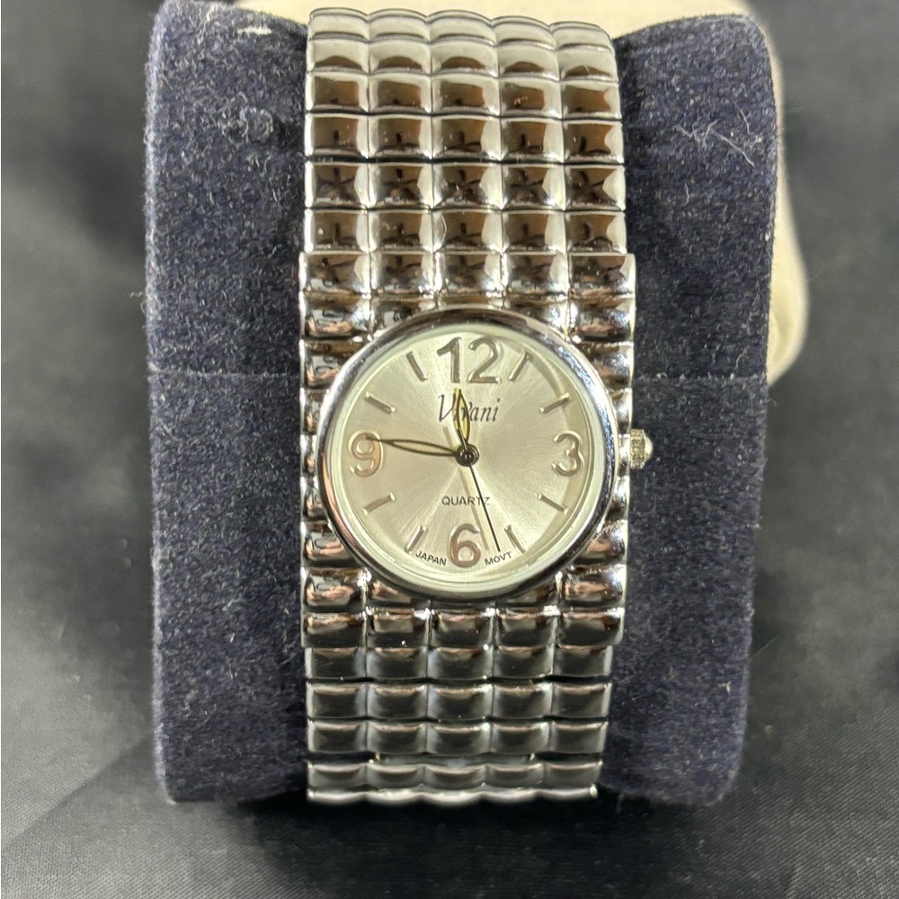 Vivian’s women’s watch. Flexible, Silver band W/battery like new con